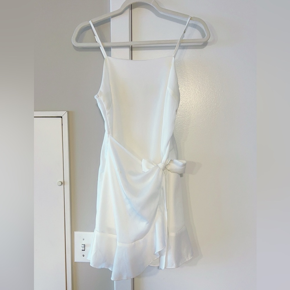 Elegant White Sleeveless Dress